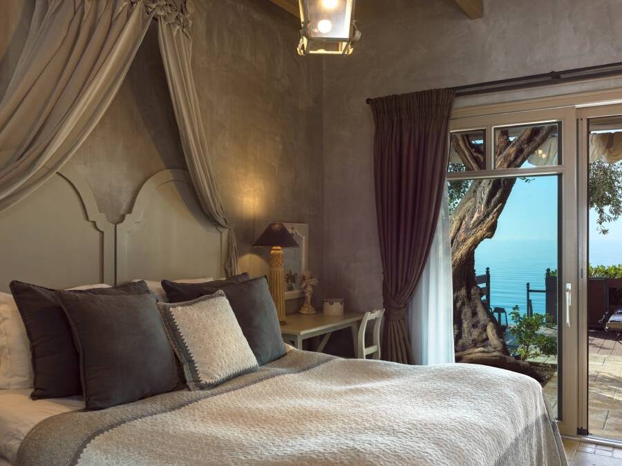 DELUXE SUITE 2