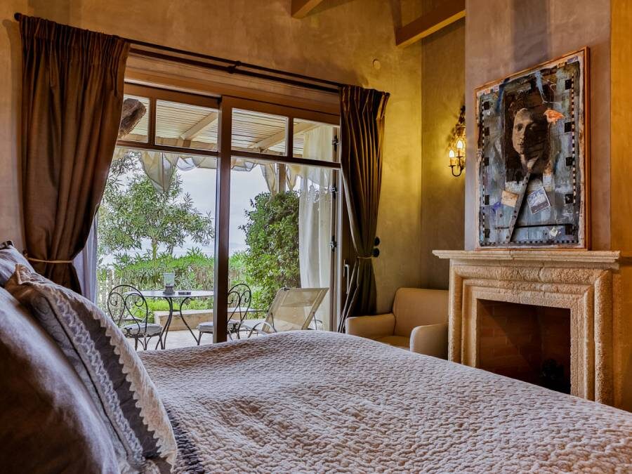 DELUXE SUITE 2
