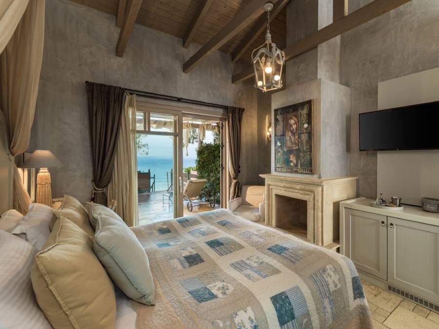 DELUXE SUITE 3