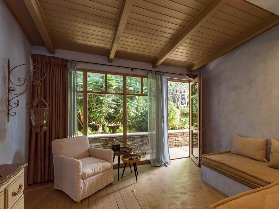DELUXE SUITE 2