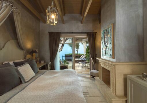 DELUXE SUITE 2
