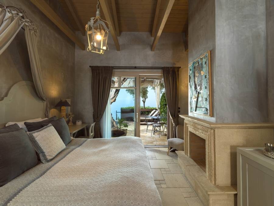 DELUXE SUITE 2