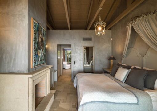 DELUXE SUITE 2