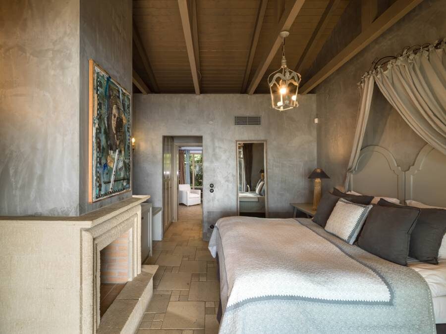 DELUXE SUITE 2