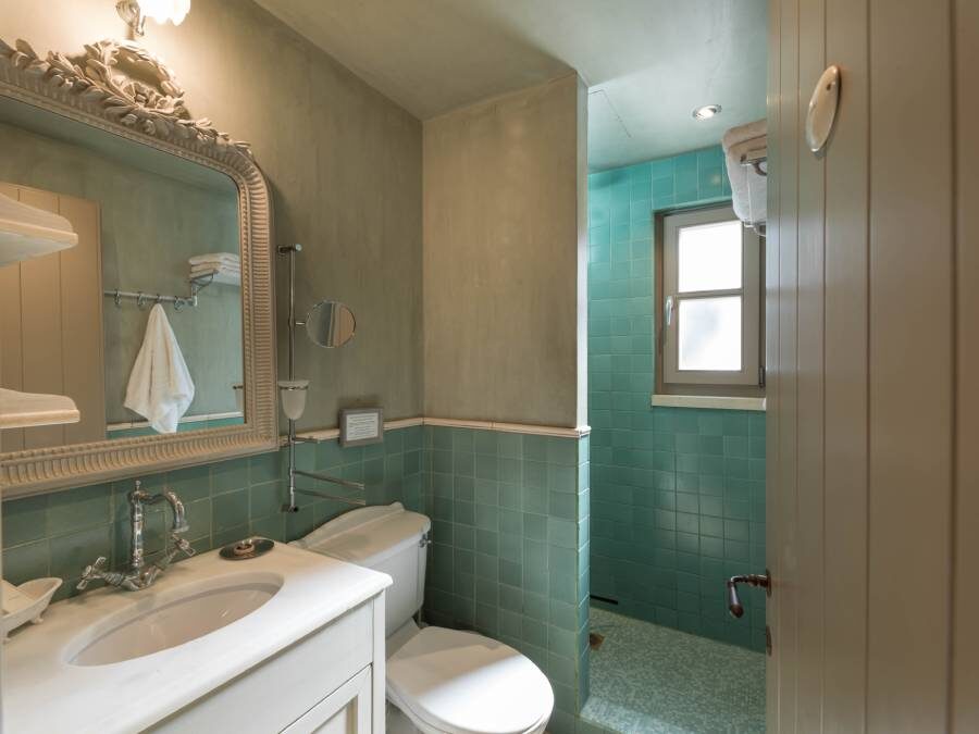 DELUXE SUITE 3