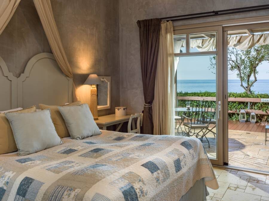 DELUXE SUITE 3