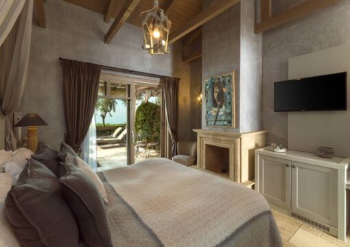 DELUXE SUITE 2