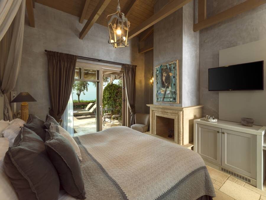 DELUXE SUITE 2