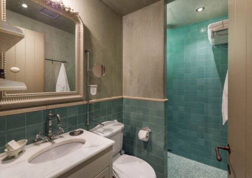 DELUXE SUITE 2