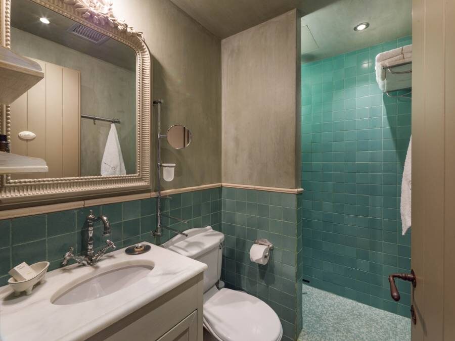 DELUXE SUITE 2