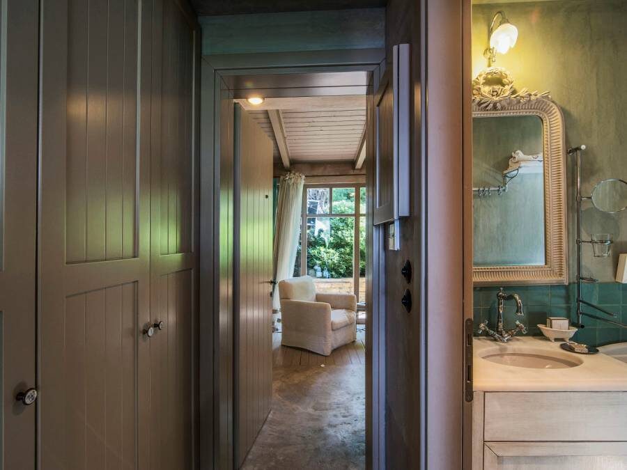 DELUXE SUITE 2